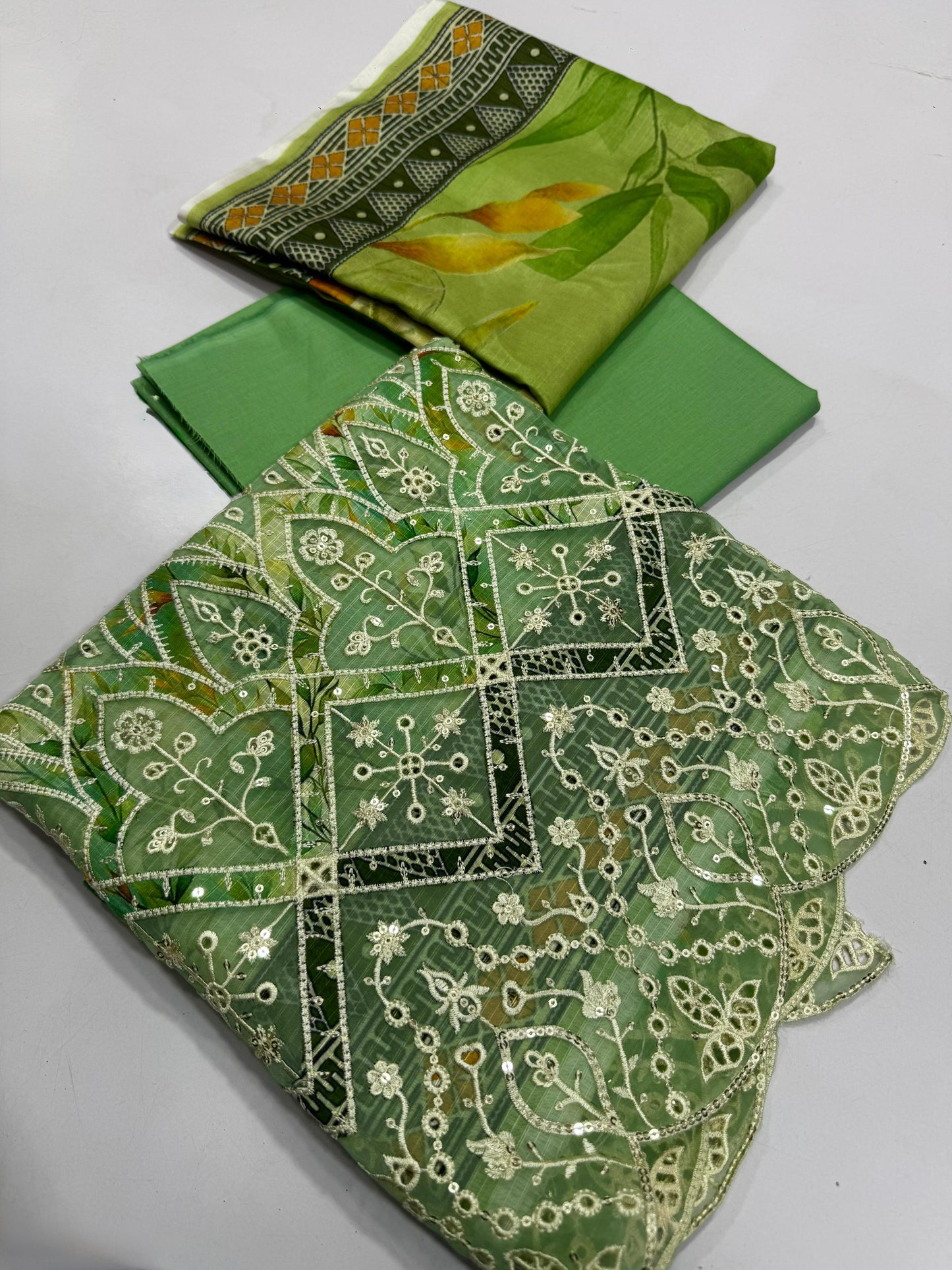 RIWAYAT, 3 PC PRINT LAWN EMBROIDERED CHIKENCARI