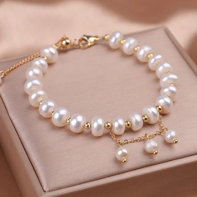 Pearl beaded bracelet.