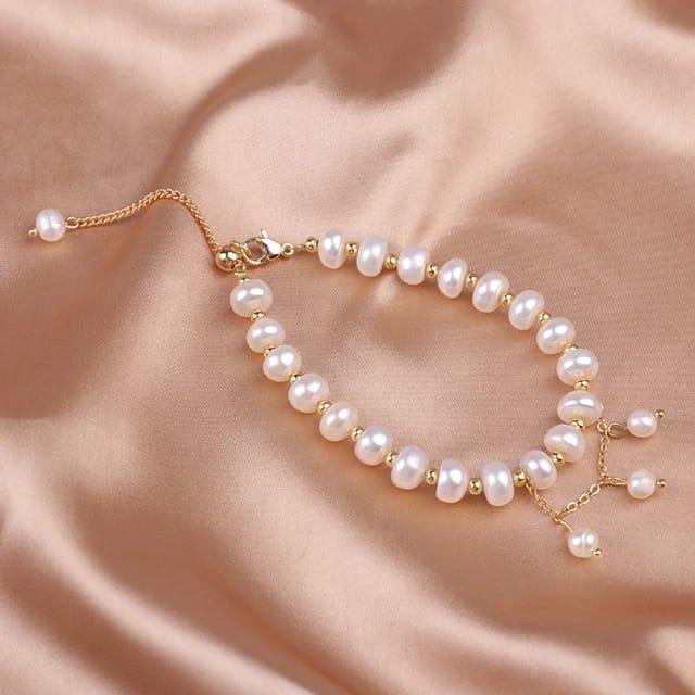 Pearl beaded bracelet.
