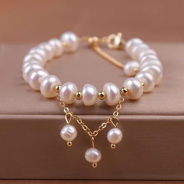 Pearl beaded bracelet.