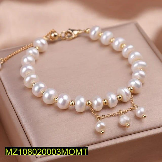 Pearl beaded bracelet.