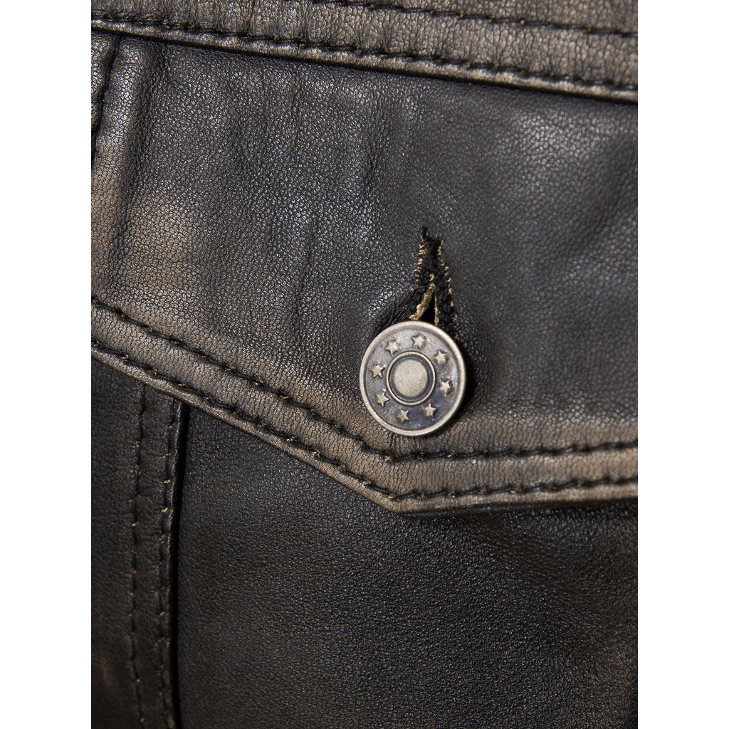 MEN LEATHER TRUCKER JACKET IN VINTAGE PIKE