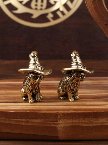 Decorative Small Brass Kitten Statue, Retro sorcerer Cat Miniature for Unique Home Decor.
