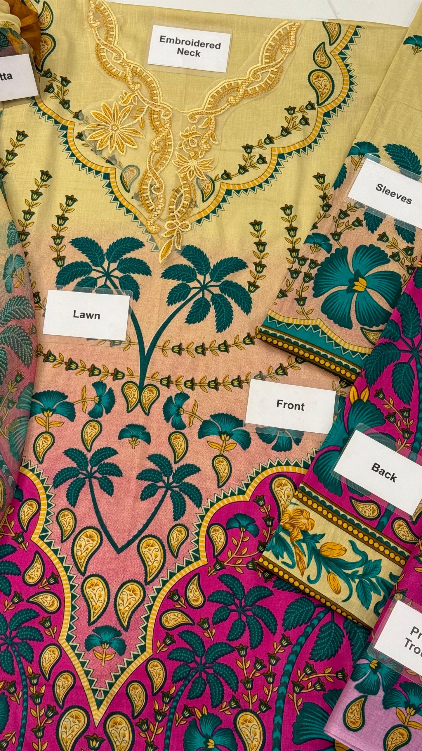 Mushq Hemline, D4A Valeria☆
Fabric Details : Lawn & Chiffon☆
