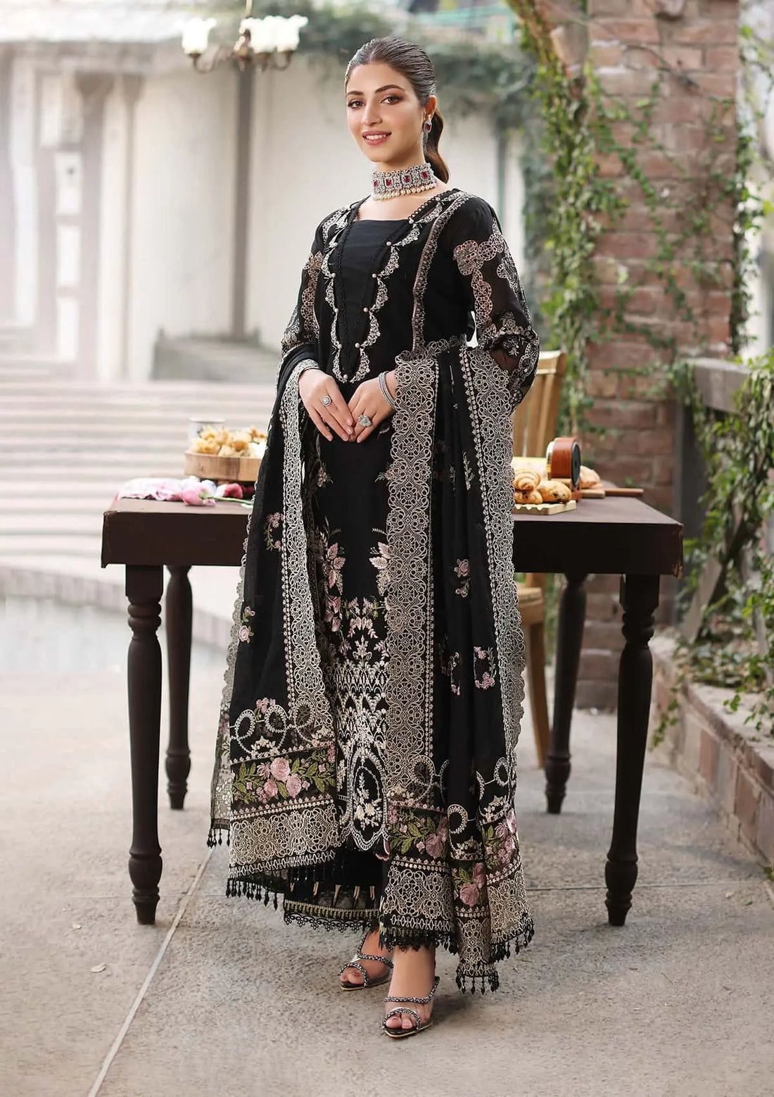 KAHF, WEAR BY THE GORGEOUS ACTRESS KINZA HASHMI