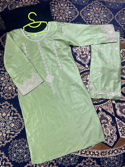 Girls lawn embroidered suit 2pcs