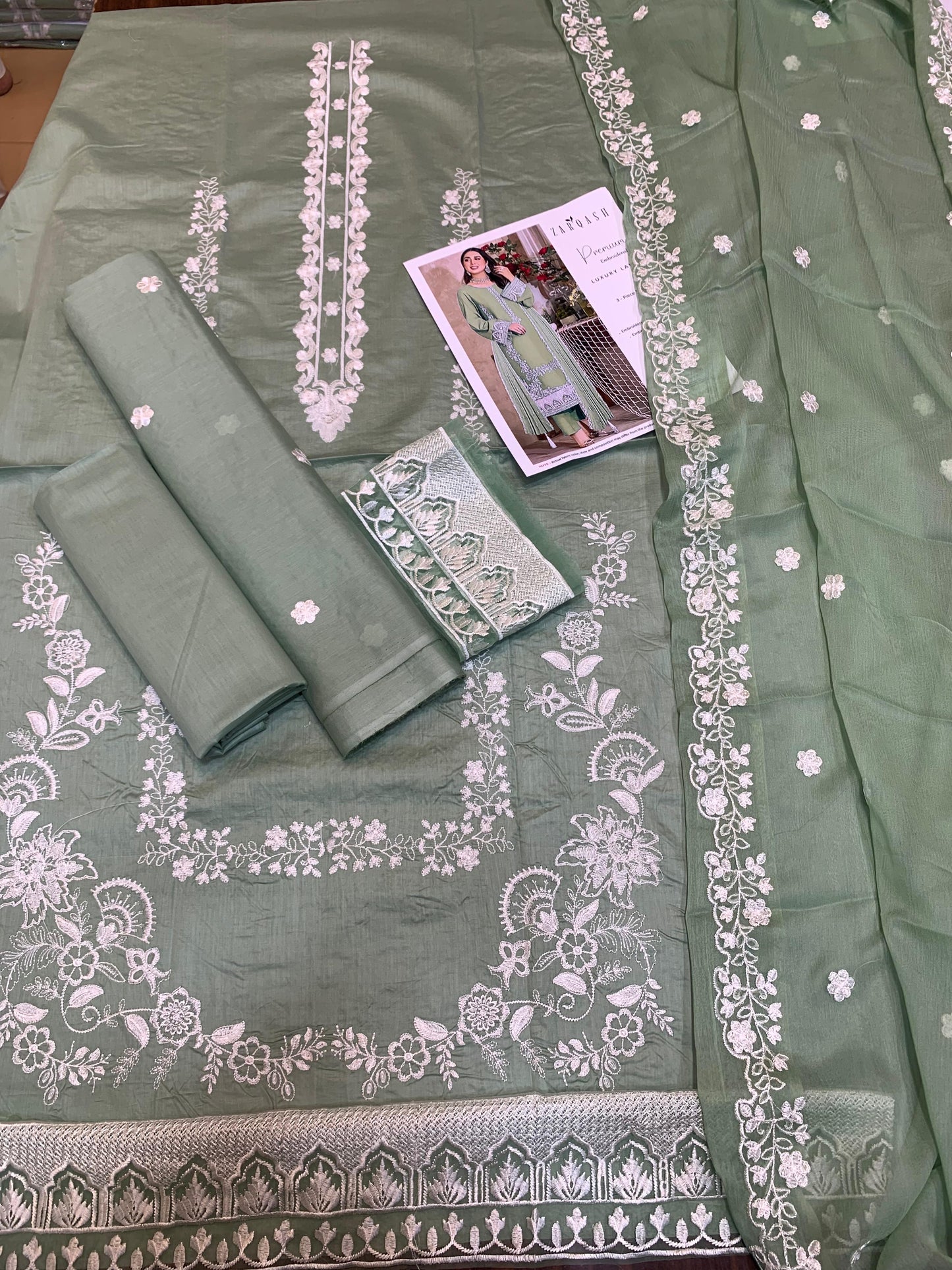 Zarqash, Fine Quality Lawn with Chiffon Embroidered Dopatta, 3 Pcs Suit